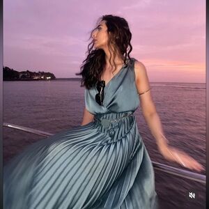 🆕(NWT) ZARA Bloggers Fav Pleated Midi Dress with Belt. XS. Color: Blue Steel